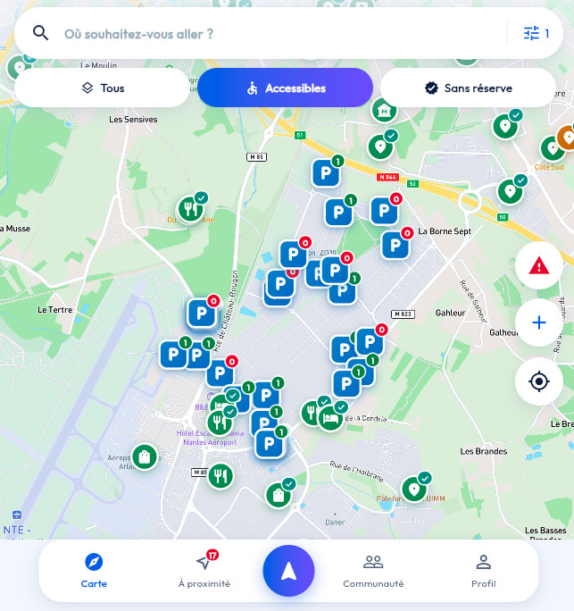 Écran Carte de PMR Access : barre de recherche « Où souhaitez-vous aller ? », filtres rapides Tous, Accessibles et Sans réserve, places de stationnement PMR marquées d'un P et lieux accessibles marqués en vert, boutons pour signaler un obstacle, ajouter un lieu et se localiser, et barre de navigation.